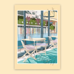Puede incluir: Una cafetería con vistas a una piscina. La cafetería tiene mesas y sillas blancas, y la piscina está rodeada de vestuarios. La cafetería está ubicada en un edificio con grandes ventanales.