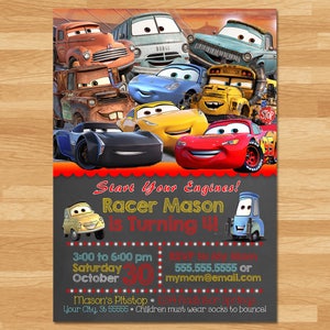 Könnte beinhalten: Eine Cars-Motto-Geburtstagseinladung mit einem roten, gelben und blauen Farbschema. Die Einladung zeigt eine Gruppe von Comic-Autos, darunter Lightning McQueen, Mater und andere Figuren aus dem Film. Der Text auf der Einladung lautet "Start Your Engines! Racer Mason is Turning 4!" und enthält Details zur Party, wie Datum, Uhrzeit und Ort.