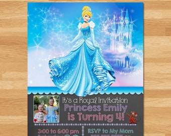 Puede incluir: Una invitación azul y blanca para una fiesta de cumpleaños con temática de princesas. La invitación presenta una imagen de Cenicienta con un vestido azul, un castillo y un ratón. El texto de la invitación dice "It's a Royal Invitation Princess Emily is Turning 4!" e incluye detalles sobre la fiesta, como la fecha, la hora y el lugar.