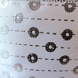 Ruban large blanc et argenté motif ronds