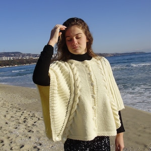 READY TO SHIP, Lady&#39;s poncho in cream color, Women&#39;s poncho, Hand knitted poncho, Winter clothing, Knitted poncho, Gift ideas