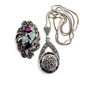 Conjunto de joyería vintage de plata con rubí, zafiro y esmeralda: collar de plata 925 y anillo de plata 800, con un elegante diseño floral.