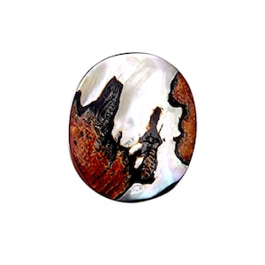 Könnte beinhalten: Ovaler, schillernder Perlmutt-Cabochon mit einem einzigartigen Muster. Das Design zeigt Bereiche in Weiß, Dunkelbraun und Rotbraun, wodurch eine natürliche, organische Ästhetik entsteht. Der Cabochon ist vor einem weißen Hintergrund platziert.