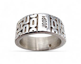 Anillo geométrico plateado YOOP! • Anillo ancho de diseño exclusivo 925 • Banda con logotipo en relieve • Talla EU 60 (US 9)