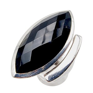 Könnte beinhalten: Ein Silberring mit einem großen, marquiseförmigen schwarzen Edelstein. Der Edelstein ist facettiert und fängt das Licht ein. Der Ring hat ein modernes Design mit einem gebogenen Band, das den Finger umschließt.