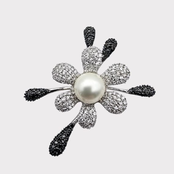Broche Monture Moderne à Décor Floral En Or Et Platine Sertie De Diamants Poids Brut 215g