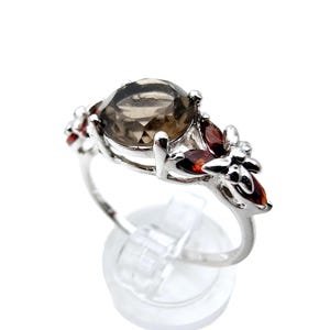 Anello vintage in argento con quarzo fumé e granato, motivo floreale, misura 60