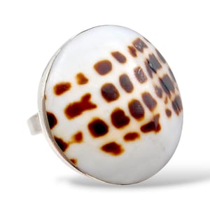 Vintage snäckskalring i sterlingsilver – Naturlig kaurisnäcka i statement-stil, bohemiska strandsmycken från 1970-talet, storlek 67 (US 12.25)