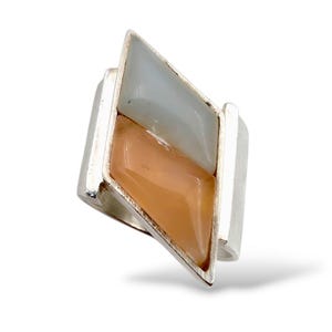 ヴィンテージ モダニスト シルバー ステートメントリング（ピーチ＆グレーカルセドニー使用） – 1970年代風の重厚な幾何学模様デザイン、サイズ EU 55 (US 7.5)