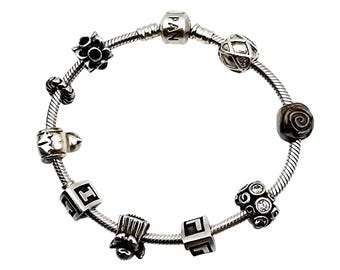 PANDORA パンドラ　シルバーバングル　チャーム4個付き　C2596 本物のスターリングシルバー PANDORA ブレスレット、チャーム 4 個付き