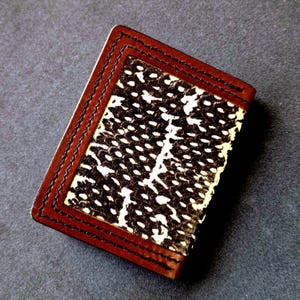 Portefeuille en cuir à deux volets avec incrustation en peau de serpent d'eau noire