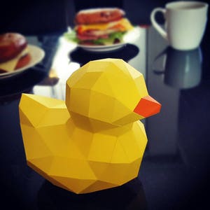 Sei die Papierente. nicht Quietscheentchen. Low-Poly-Skulptur PDF für Papiermodelle. SVG und DXF für den Schneideplotter