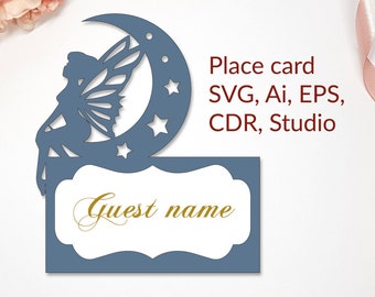 Pode incluir: Modelo de cartão de lugar azul com uma fada sentada em uma lua crescente com estrelas. O texto "Nome do convidado" está no cartão. O texto "Place card SVG, Ai, EPS, CDR, Studio" e "TanyaStudioShop Modelo digital" também está no cartão.
