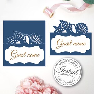 Op de afbeelding: Blauwe en witte printbare plaatskaart sjabloon met een schelp en zeester ontwerp. De tekst "Gastnaam" is inbegrepen in de sjabloon. De sjabloon is gelabeld "Direct Downloaden" en "Digitaal Sjabloon".