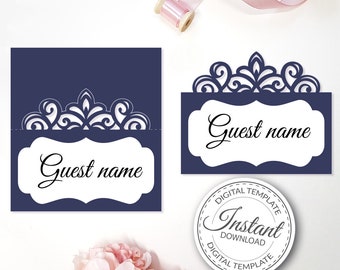 Pode incluir: Um modelo imprimível para um cartão de lugar de casamento. O cartão é azul marinho com um design branco ornamentado e o texto "Nome do convidado". O modelo está disponível para download instantâneo.