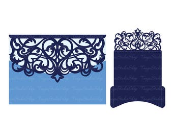 Puede incluir: Una plantilla digital para una invitación de boda cortada con láser. El diseño presenta un fondo azul y blanco con un intrincado patrón floral azul marino.