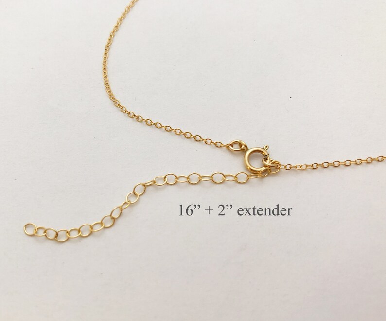 Puede incluir: Un collar de cadena de oro con una longitud de 40,6 cm y un extensor de 5,1 cm. La cadena est&aacute; hecha de peque&ntilde;os eslabones redondos.