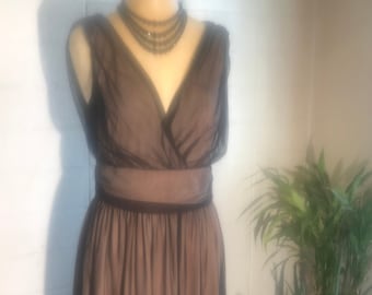 Robe de déesse avec superposition de tulle marron noir / décolleté plongeant / ourlet large / taille moyenne