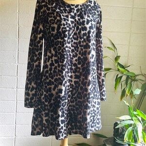 Tunica leopardata con orlo asimmetrico e tasche a pullover