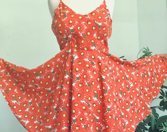 Robe d'été Daisy orange ourlet large / fines bretelles / dos nu / Moyenne