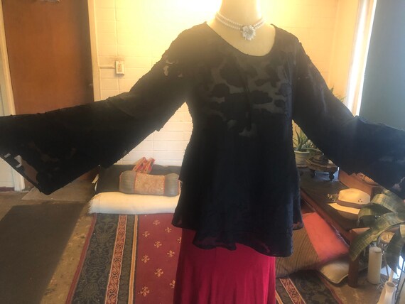 Black Lace Blouse vintage Vamp / bell sleeves/ ruf