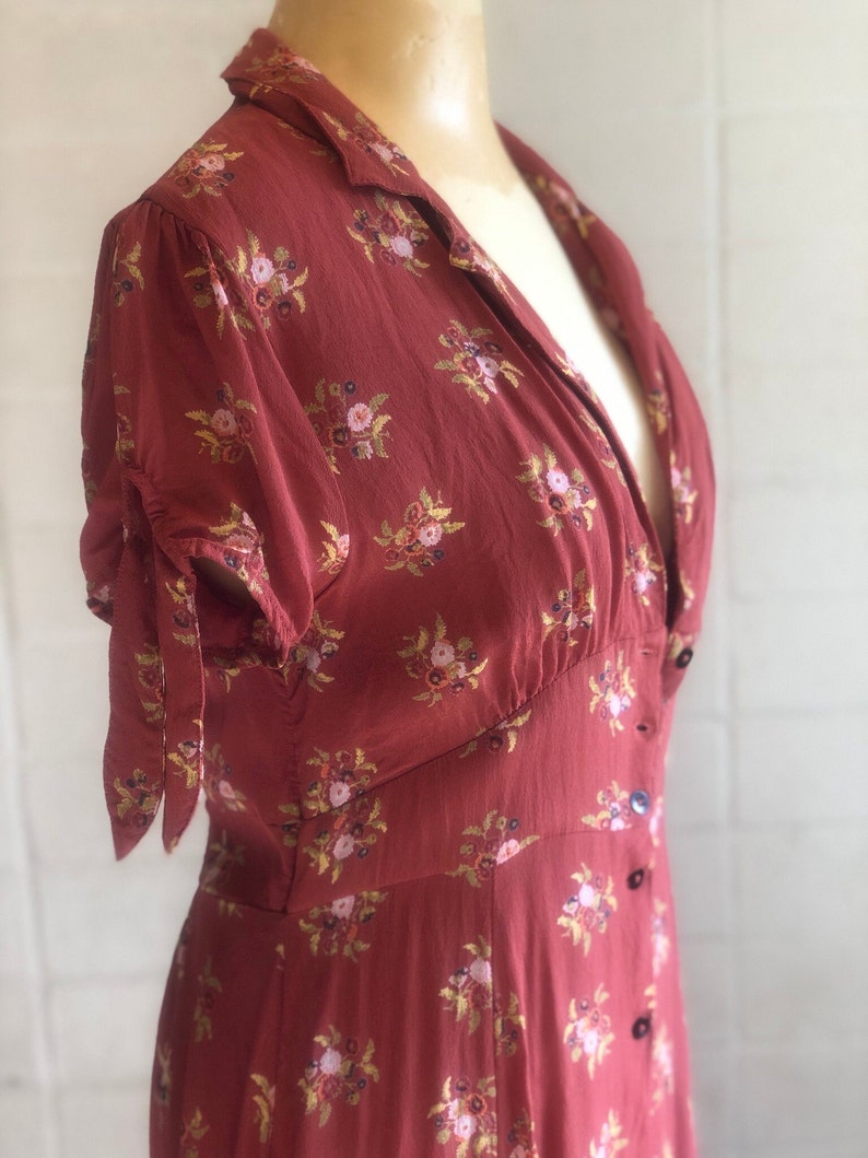 Peut inclure: Une robe &agrave; fleurs rouge &agrave; col en V, manches courtes et fermeture boutonn&eacute;e.