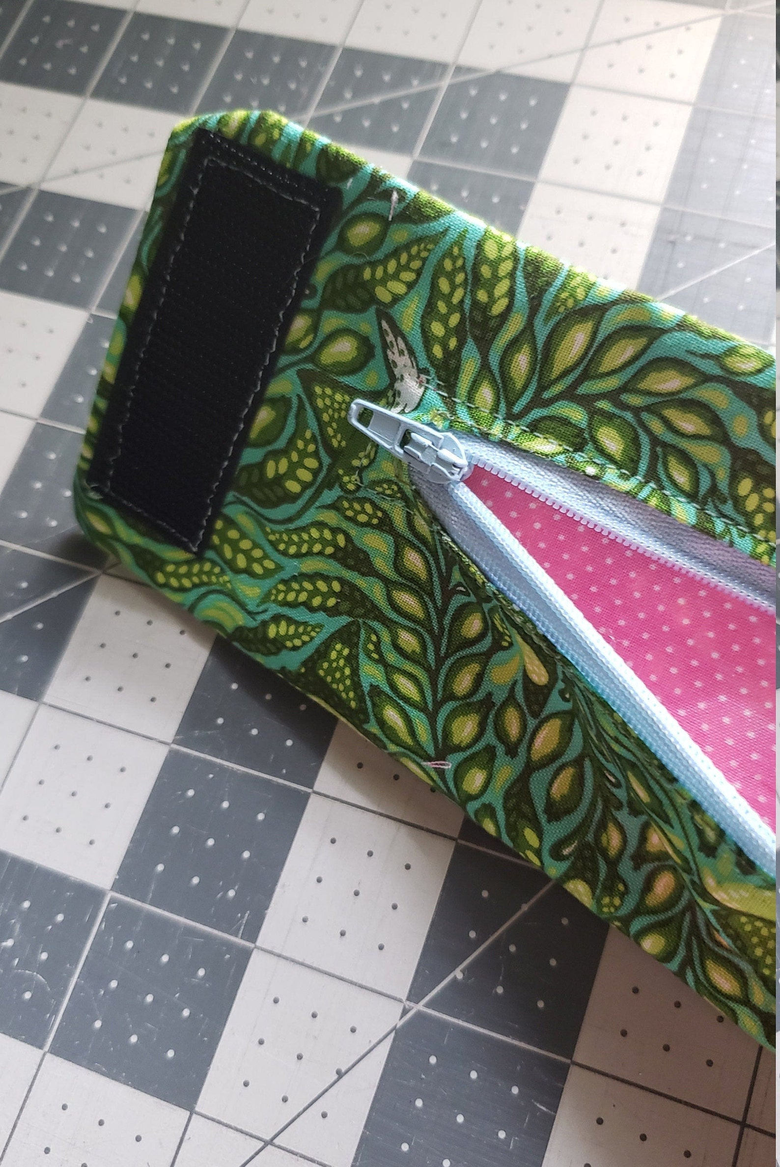 Pūlima Zipper Wrist Wallet Green Manta Rays & Pink Polka Dots - Etsy