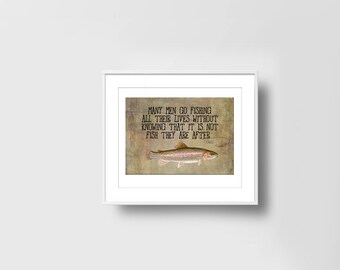 Puede incluir: Una impresión enmarcada con una estética vintage que presenta una trucha y una cita sobre la pesca. La cita dice: "Muchos hombres van a pescar toda su vida sin saber que no es el pez lo que buscan."
