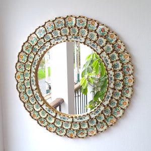 Embellece tu espacio con nuestros espejos de 60 cm estilo cuzqueño y cajamarquino, reflejo de la artesanía peruana y símbolo de tradición y elegancia - Espejos Peruanos - Peruvian Mirrors - Echo a Mano - Madera Tallada - Espejo Decorativo - Artesanal