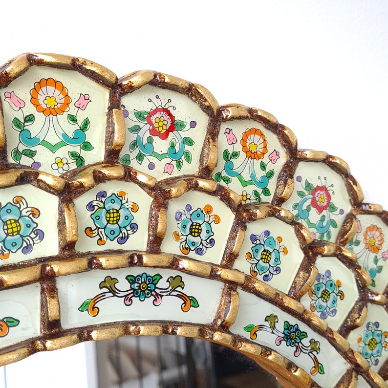 Embellece tu espacio con nuestros espejos de 60 cm estilo cuzqueño y cajamarquino, reflejo de la artesanía peruana y símbolo de tradición y elegancia - Espejos Peruanos - Peruvian Mirrors - Echo a Mano - Madera Tallada - Espejo Decorativo - Artesanal