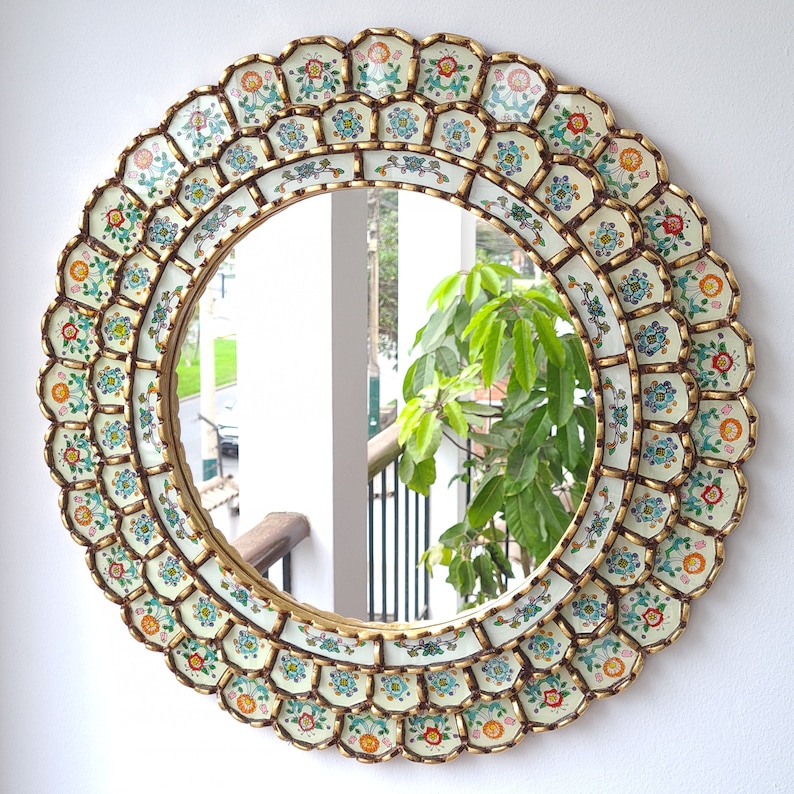 Embellece tu espacio con nuestros espejos de 60 cm estilo cuzqueño y cajamarquino, reflejo de la artesanía peruana y símbolo de tradición y elegancia - Espejos Peruanos - Peruvian Mirrors - Echo a Mano - Madera Tallada - Espejo Decorativo - Artesanal