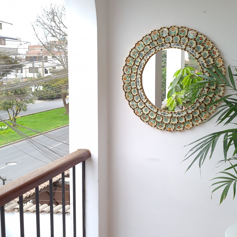 Embellece tu espacio con nuestros espejos de 60 cm estilo cuzqueño y cajamarquino, reflejo de la artesanía peruana y símbolo de tradición y elegancia - Espejos Peruanos - Peruvian Mirrors - Echo a Mano - Madera Tallada - Espejo Decorativo - Artesanal