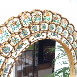 Embellece tu espacio con nuestros espejos de 60 cm estilo cuzqueño y cajamarquino, reflejo de la artesanía peruana y símbolo de tradición y elegancia - Espejos Peruanos - Peruvian Mirrors - Echo a Mano - Madera Tallada - Espejo Decorativo - Artesanal