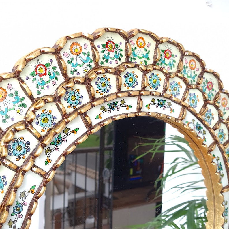 Embellece tu espacio con nuestros espejos de 60 cm estilo cuzqueño y cajamarquino, reflejo de la artesanía peruana y símbolo de tradición y elegancia - Espejos Peruanos - Peruvian Mirrors - Echo a Mano - Madera Tallada - Espejo Decorativo - Artesanal