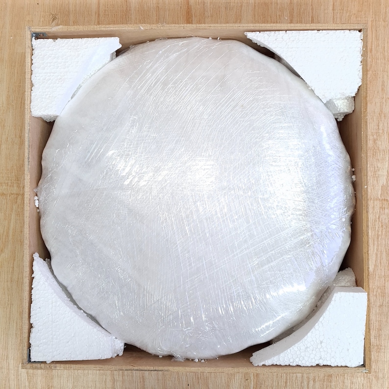 Pu&ograve; includere: Un oggetto rotondo e bianco avvolto in plastica trasparente &egrave; accuratamente confezionato in una scatola di legno con imbottitura in schiuma.