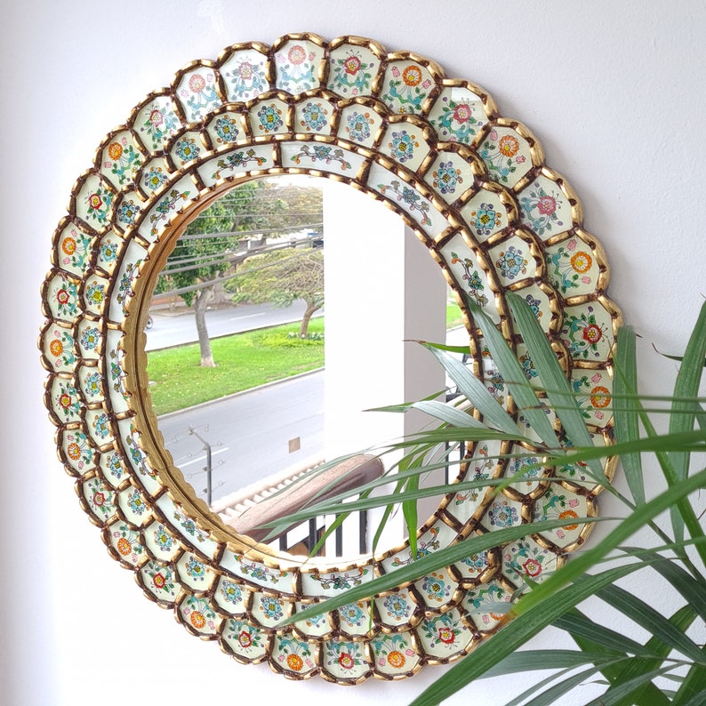 Embellece tu espacio con nuestros espejos de 60 cm estilo cuzqueño y cajamarquino, reflejo de la artesanía peruana y símbolo de tradición y elegancia - Espejos Peruanos - Peruvian Mirrors - Echo a Mano - Madera Tallada - Espejo Decorativo - Artesanal