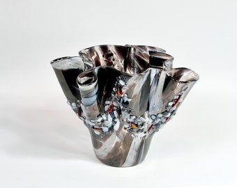 Schwarzer, weißer und roter wirbelnder Kerzenhalter oder Vase