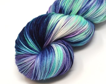 Włóczka Into The Pacific Hand Dyed Fingering Yarn | Superwash Merino, niebiesko-fioletowo-nakrapiana