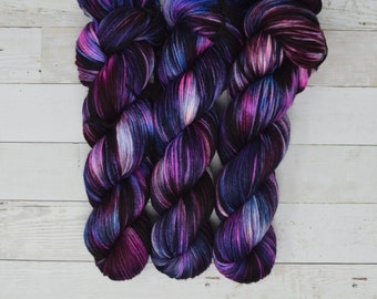 Hilo teñido a mano Neblua / Lana merino superwash de grosor medio