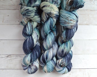 Inner Harbor | Przędza o gramaturze fingering, barwiona ręcznie w kropki | 75% wełny merynosów Superwash