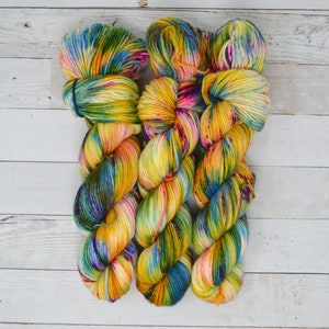 hand dyed yarn | dk weight yarn | dk yarn | 100% Superwash merino | merino wool | Sweater Yarn | speckled yarn | Coral Reef