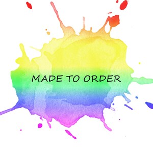 K&ouml;nnte beinhalten: Ein Aquarell-Regenbogen-Spritzer-Hintergrund mit dem Text "MADE TO ORDER" in Schwarz.