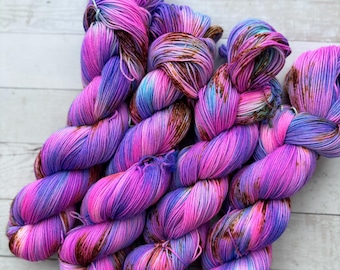 handgeverfd garen | vingergewichtgaren | Garen | Superwash | Gespikkeld garen | vingergaren | Sokkengaren | Geel | Roze | Dansfeestje
