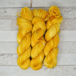 hand dyed yarn | dk weight yarn | dk yarn | 100% Superwash merino | merino wool | Sweater Yarn | green | multi colored | Lemonade