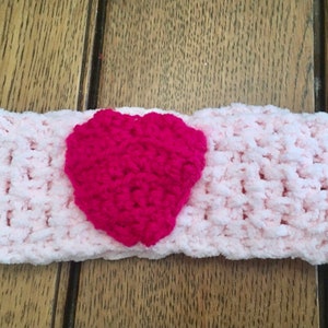 Recién nacido corazón oído más caliente pálido y brillante rosa diadema día de San Valentín crocheted uno-de-a-kind listo para enviar banda deportiva