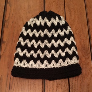 Puede incluir: Gorro de punto de crochet con patr&oacute;n de chevron en blanco y negro.