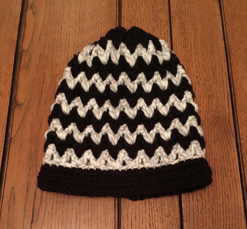 Puede incluir: Gorro de punto de crochet con patr&oacute;n de chevron en blanco y negro.