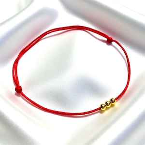 Beschermingsarmband | 14k verguld zilver, 3 kralen en rood koord | Verstelbare knoop