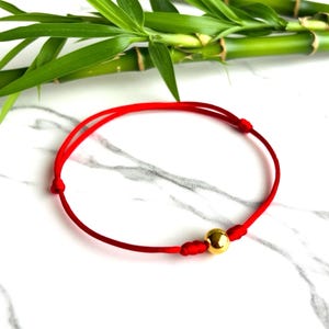 Pulseira de fio vermelho | Conta em ouro vermeil 14k | Nó deslizante ajustável | Joia da sorte e proteção