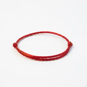 Könnte beinhalten: Ein Set aus drei Keramikbechern mit gesprenkelter, matter Oberfläche. Die Becher sind in Creme-, Hellgrau- und Dunkelgrautönen gehalten. Jeder Becher hat ein schlichtes, minimalistisches Design und einen abgerundeten Henkel.